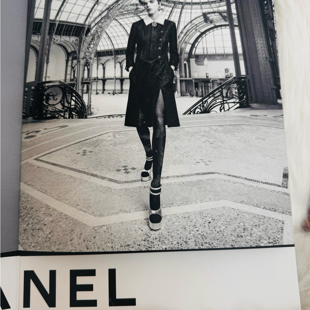 NEW!! Chanel Spring -Summer ready to wear collection Magazine! - Picture 4 of 4